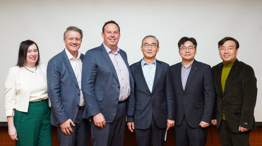 21일 서비스나우 국내 진출 간담회에서 미치 영 서비스나우 APJ 수석부사장(왼쪽 두번째부터),  데이비드 슈나이더 서비스나우 총괄사장,  김영섭 LG CNS 대표 등이 사진을 찍고 있다.  서비스나우 제공